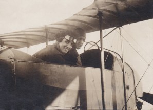 AB souriante dans G3